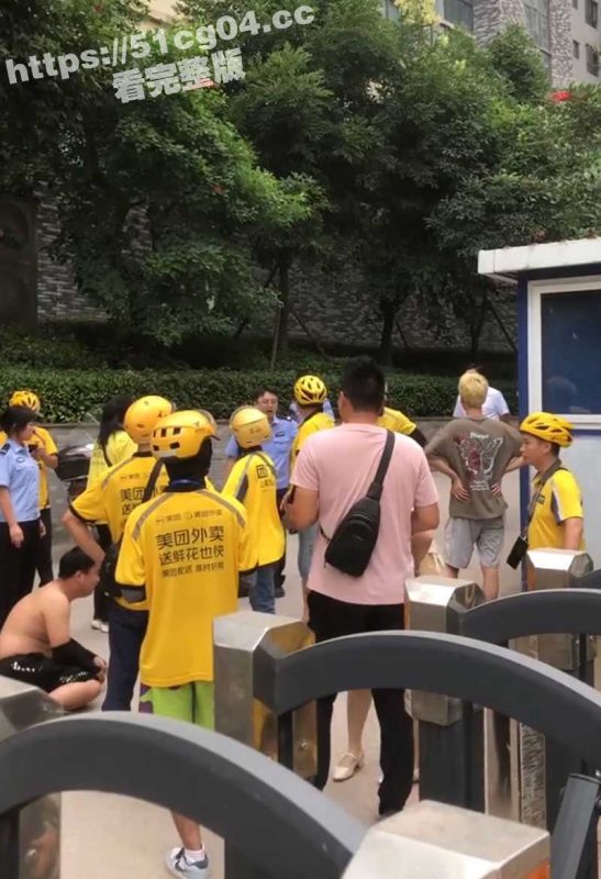 四川达州大竹川师大保安 用铁棍和辣椒水袭击外卖员 现场视频曝光流出！-51吃瓜网