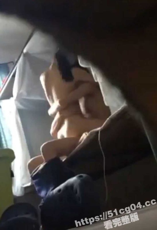 武汉长江职业学院 室友带女友回宿舍激情全裸做爱被隔壁床偷拍!真的是一点也不拿自己的室友当外人啊!-51吃瓜网