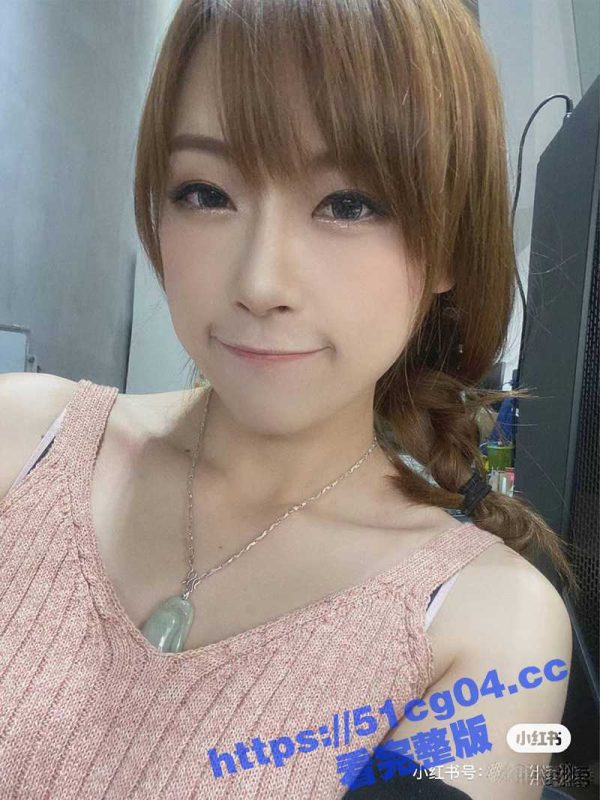 瓜友小红书上约的珠海极品女神 爱运动还参加过马拉松 没想到床上这么淫荡 深情舔屌的眼神太迷人了！-51吃瓜网