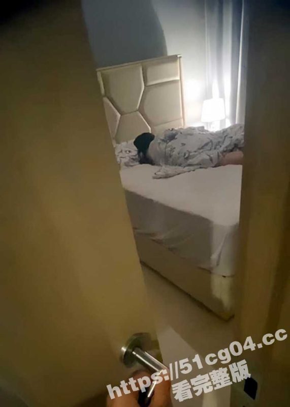 海角母子乱伦 半瓶伏特加灌醉好妈妈  从妈妈漂亮菊花舔到妈妈的阴唇  再插进妈妈的嫩穴  爽死了！-51吃瓜网