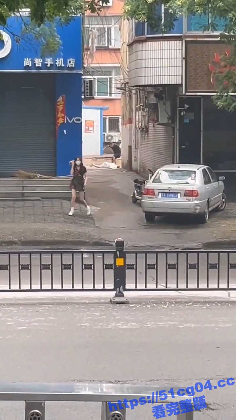 山西吕梁一男子 抡起砖头暴揍一女子 长腿少女发现后果断报警 这是多大仇啊打成这样 - 51吃瓜网-51吃瓜网