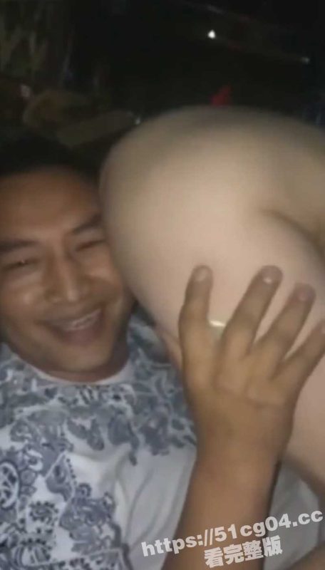 重庆拖鞋场淫乱KTV 骚鸡展示功力 倒立口交吃鸡 被大哥抱起来就是一顿猛操-51吃瓜网