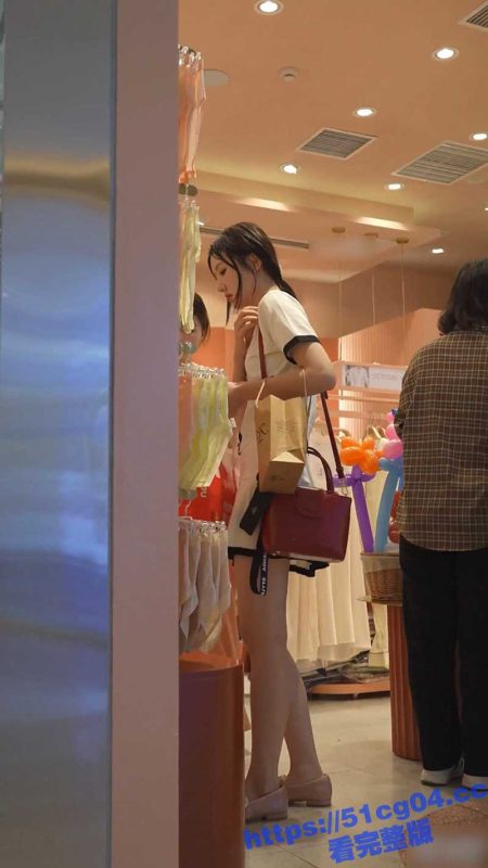 尾随抄底偷拍 清纯网球裙小姐姐 裙边随风飘扬差点发现 开衩吊带裙性感肉丝 一股青春的味道-51吃瓜网