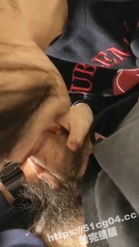 屌炸天！职校谈恋爱的小情侣周末逛商场 在试衣间里自拍口交 外面人来人往好刺激！-51吃瓜网