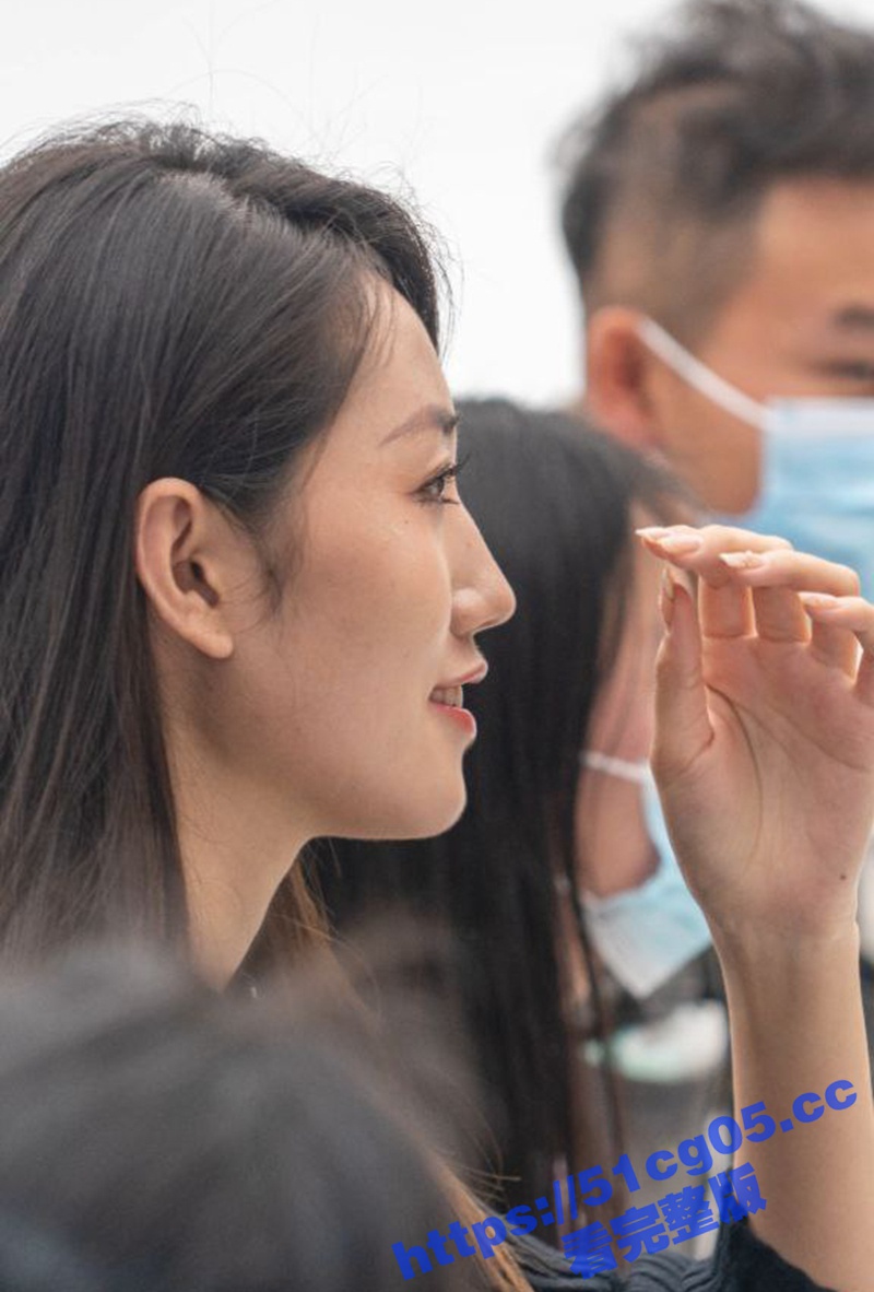 牛人在车展偷拍抄底高颜值美女主持人 性感包臀小皮裙 超靓修长大白腿 感觉她身上香香的 - 51吃瓜网-51吃瓜网