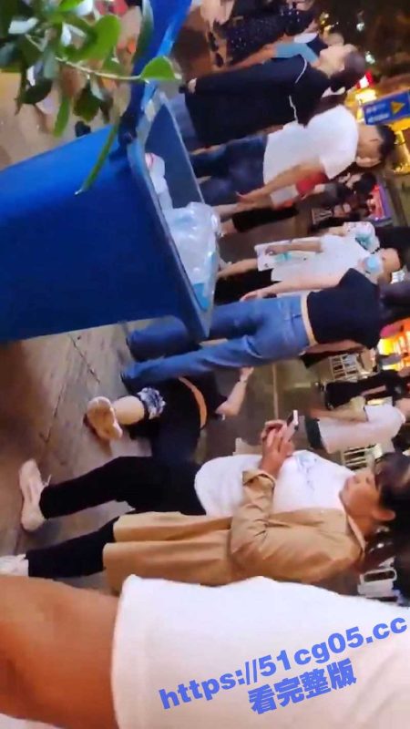 急！云南昆明金康商铺广告牌掉落 导致这位妈妈两个小孩受伤 宝妈现在寻求照片和视频帮助-51吃瓜网