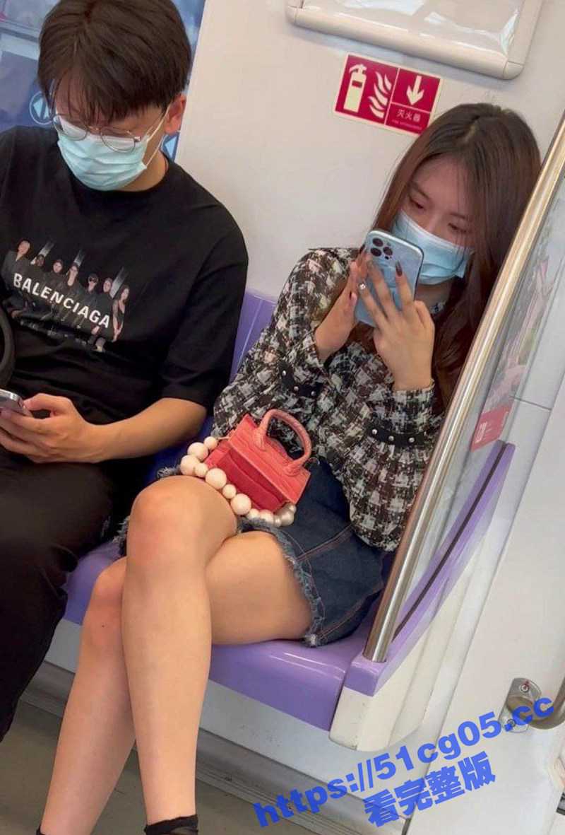 地铁抄底牛仔短裙美女学生 跟男友在地铁吵架 当着男友面偷拍好刺激 还是学生妹比较干净 - 51吃瓜网-51吃瓜网