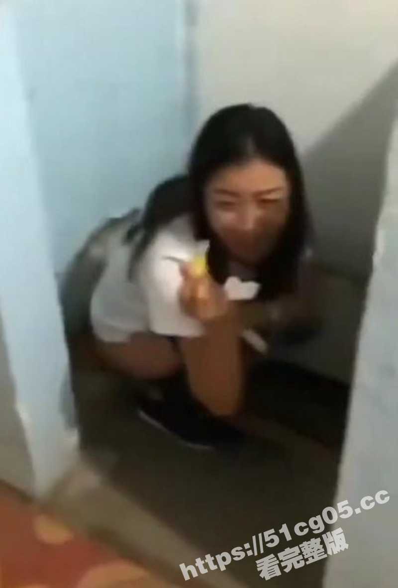 今天带大家看看女厕所 中年人妻少妇组团上厕所被光明正大直接拍 厕所内发出阵阵尖叫 - 51吃瓜网-51吃瓜网