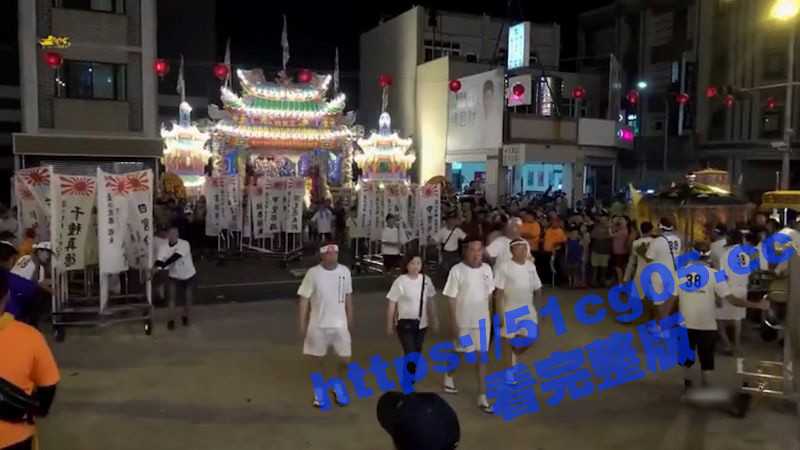 湾湾举行祭祀 为二战的日本军国主义招魂 现场的台湾青年还穿上日本人的兜裆布 扛着日军牌位游行-51吃瓜网