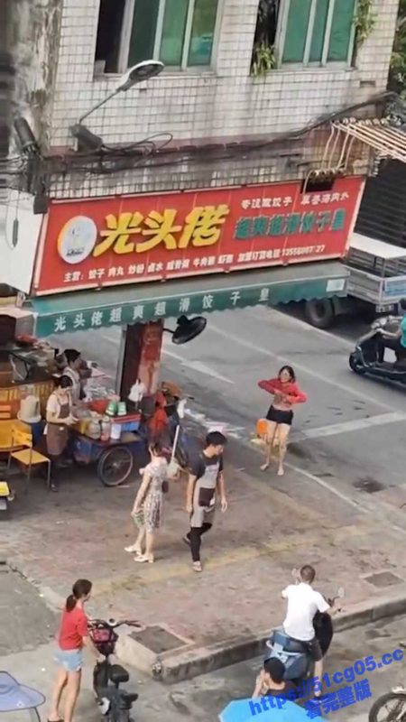广州光头佬饺子皇楼下 女子失控当众脱衣服打滚骂人 这是受了什么刺激-51吃瓜网