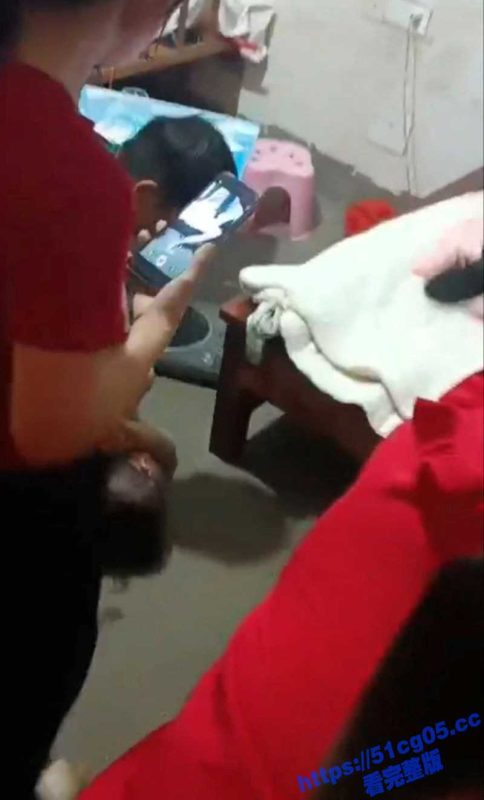 四川一男子出轨 被老婆带了7 8个人来捉奸 最后两人被红绳绑着准备游村示众-51吃瓜网