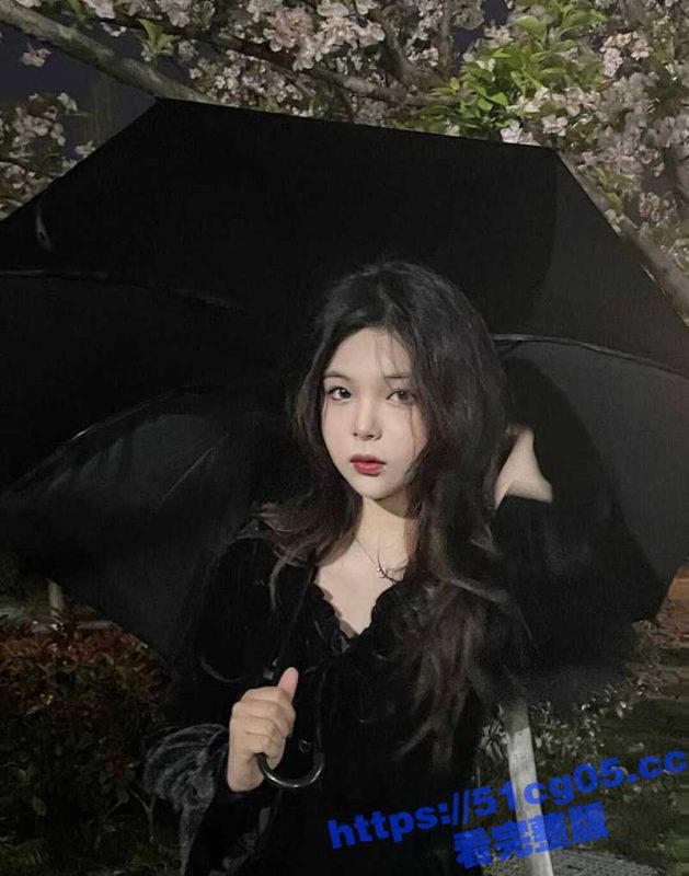 独家曝光湖北商学院杨小倩 高颜值大奶学生妹 和男友分手后被曝光自慰视频-51吃瓜网