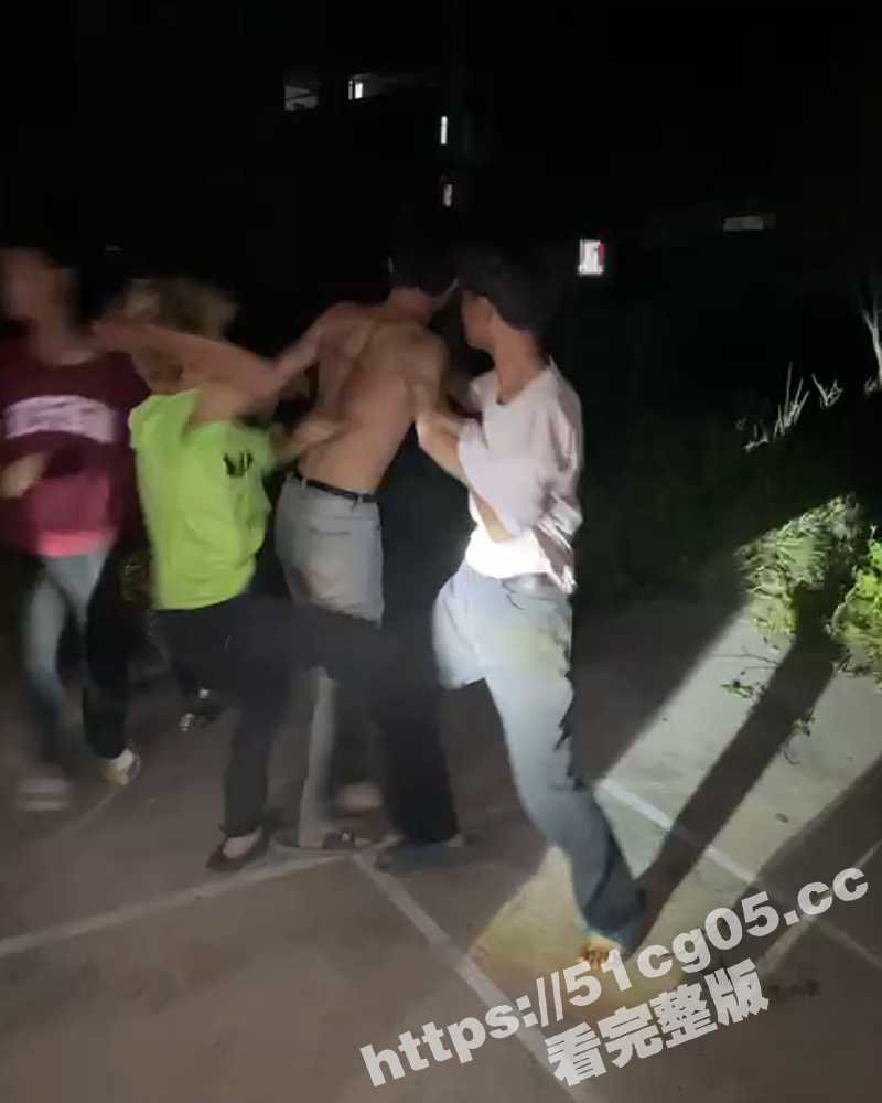 广西南宁精神小伙打架斗殴 赤裸男以一敌多把一帮人打得屁滚尿流 其中一个被打得头破血流 - 51吃瓜网-51吃瓜网