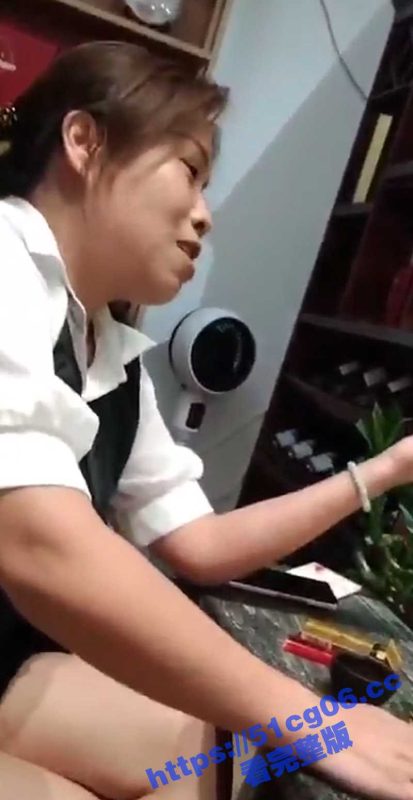 没有耕坏的田 只有累死的牛！大姐跟光头大爷聊天 直言自己性瘾很大 如果一晚上能操她八次 她就养他-51吃瓜网