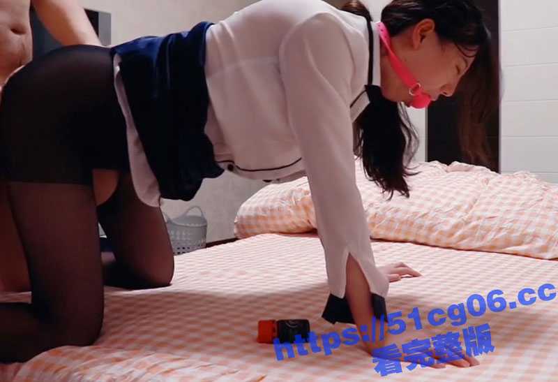 约炮大神将极品少妇调教成了一只反差母狗！喝尿 灌肠 深喉 耳光统统不在话下 还要边操逼边接儿子电话！-51吃瓜网