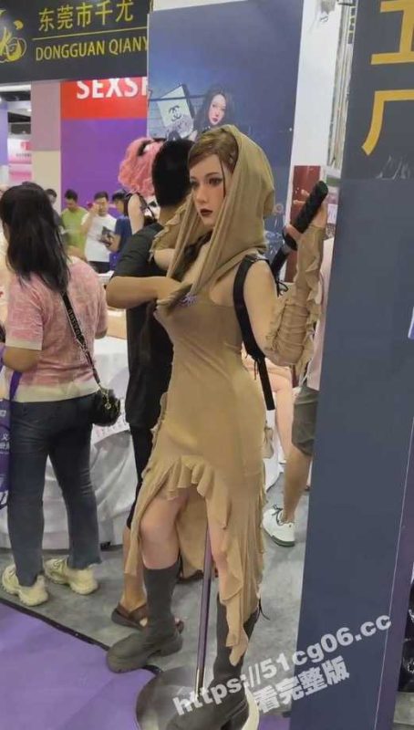 哥们是真饿了！成人展对着实体娃娃的奶子就是一顿摸 不是老婆娶不起这个更有性价比-51吃瓜网