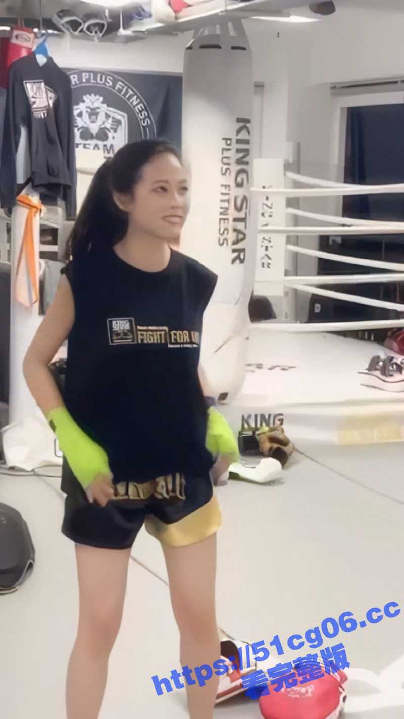 一高颜值大长腿学员在练拳过程中以迅雷不及掩耳之势 撩起上衣影响教练教拳节奏 - 51吃瓜网-51吃瓜网