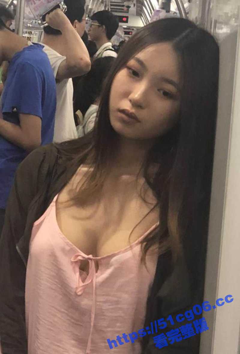 地铁偷拍郁郁寡欢的清纯小姐姐 白嫩的奶子非常翘挺 露出奶晕 奶头都快漏出来了 看起来手感巨好 - 51吃瓜网-51吃瓜网