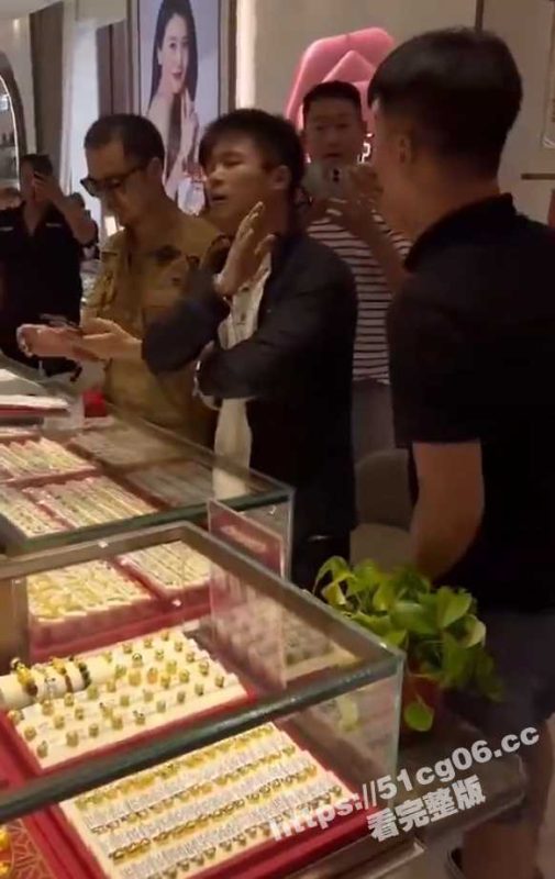 混混选择打假赛道！网红铁头团队金店打假 结果把自己打进派出所！-51吃瓜网