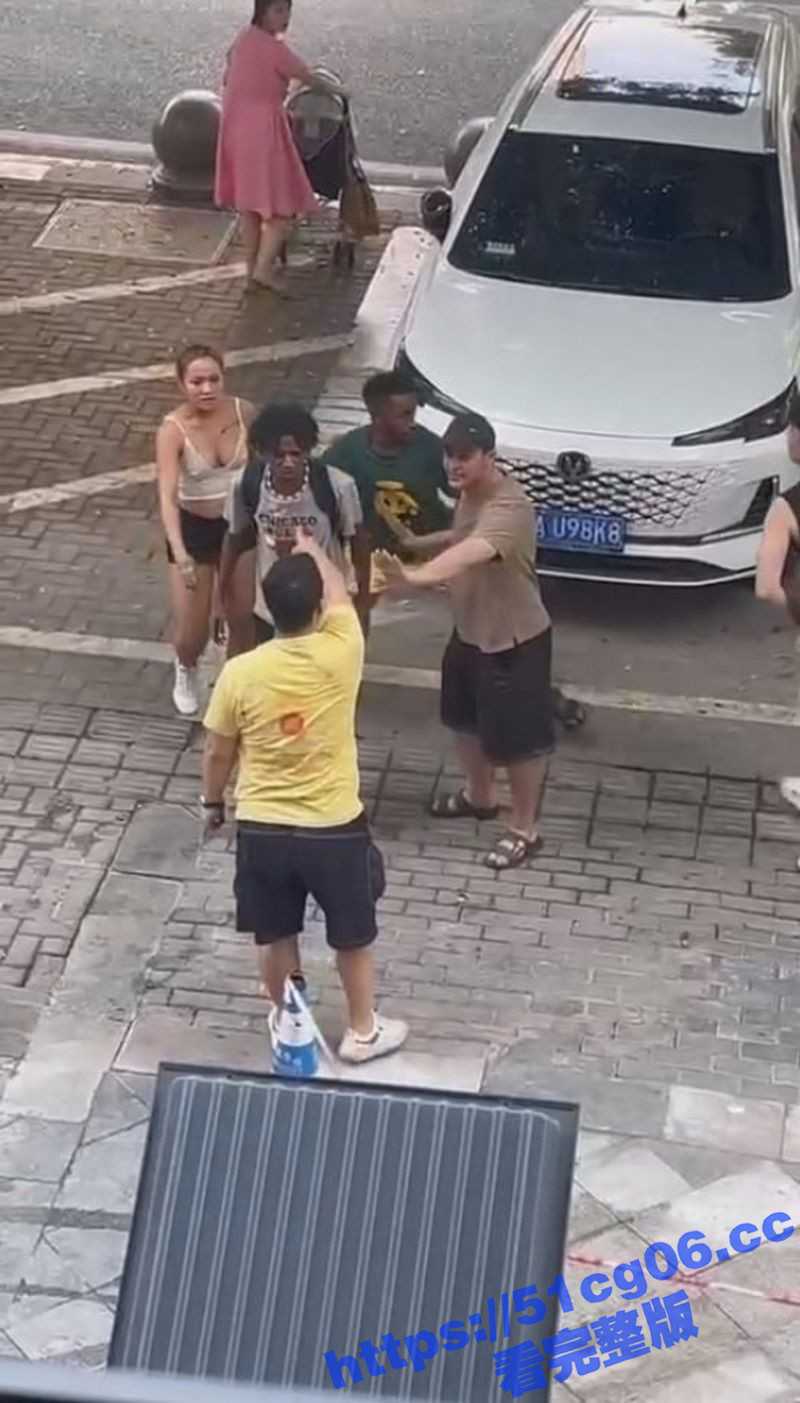 2个中国小伙街头大战2个黑鬼 中国媚黑婊极力维护自己的黑鬼男友 太贱了 越看越生气! - 51吃瓜网-51吃瓜网