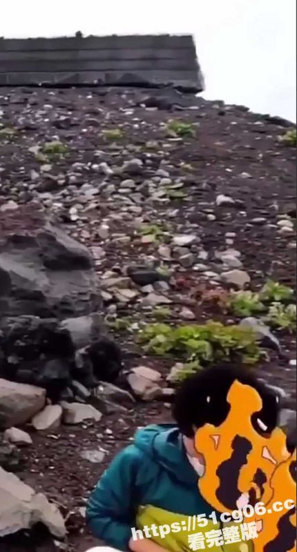 太炸裂了 中国夫妻在日本富士山打起来了 竟然是女人和丈夫 在儿子面前野战做爱遭拒绝 这么开放么？-51吃瓜网