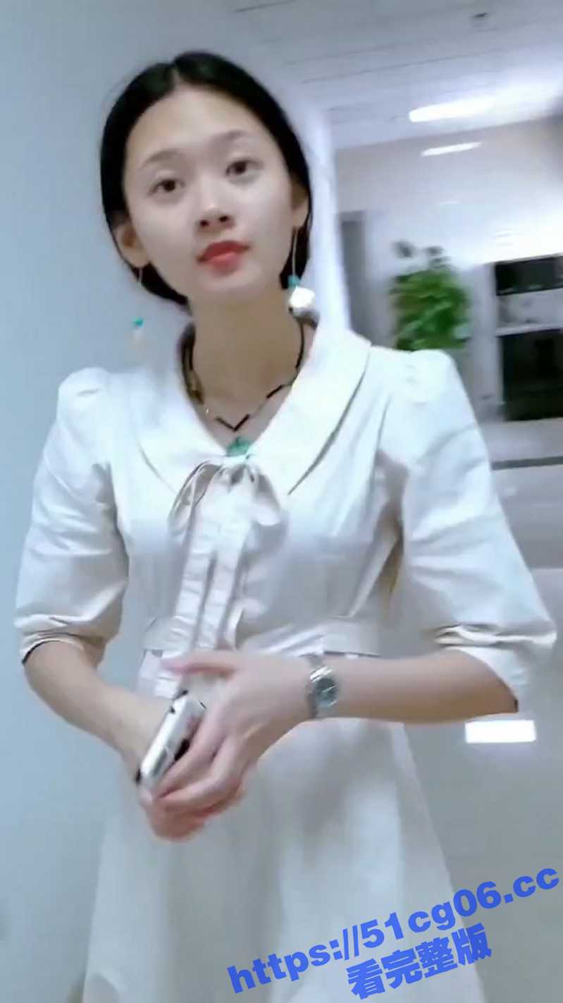 公司女厕所偷拍妹子尿尿 你以为这样就结束了吗 竟然还敢当面搭讪小姐姐 胆子太大了！ - 51吃瓜网-51吃瓜网