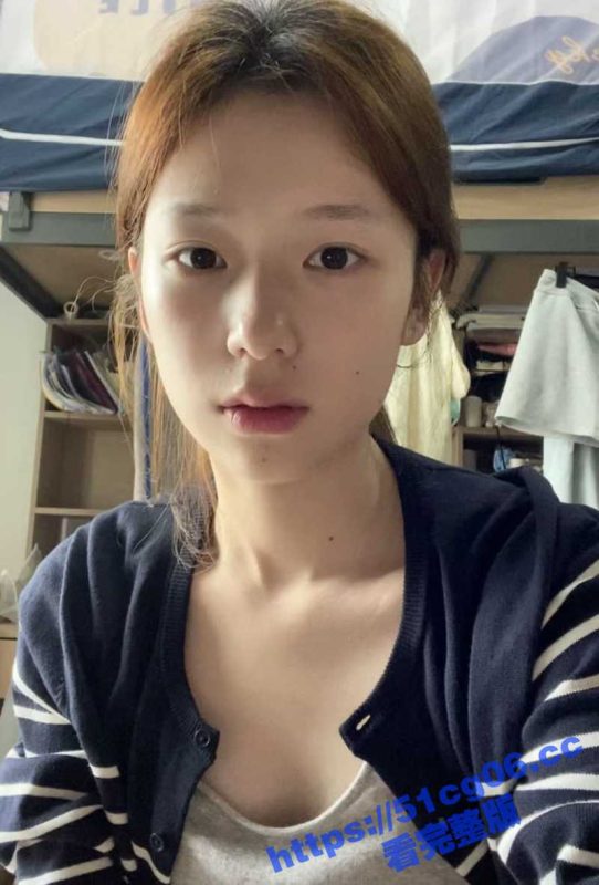 百度云泄密系列 华中理工大学清纯漂亮学生妹和渣男分手后自拍视频被曝光 妹子的小穴水好多-51吃瓜网
