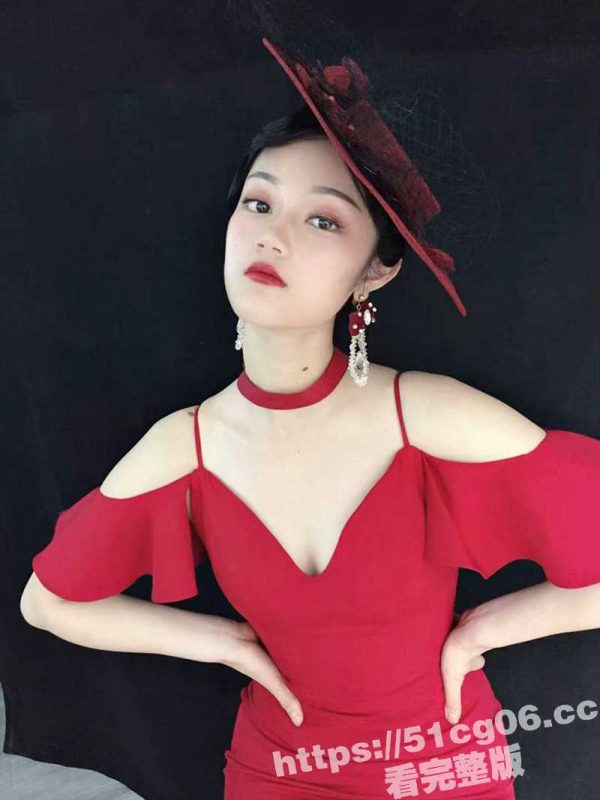 广州高颜值极品骚母狗 身材一流美腿超性感 背着男友和同事玩露出 泡温泉趁没人插入爆操-51吃瓜网