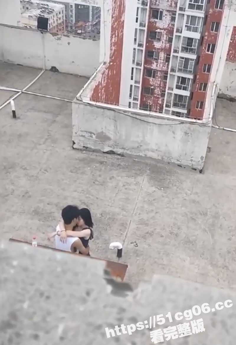 年轻小情侣露天 天台偷情打炮 被偷拍竟然成了AV实况！1分钟就结束战斗了 妹子显然不太开心！ - 51吃瓜网-51吃瓜网