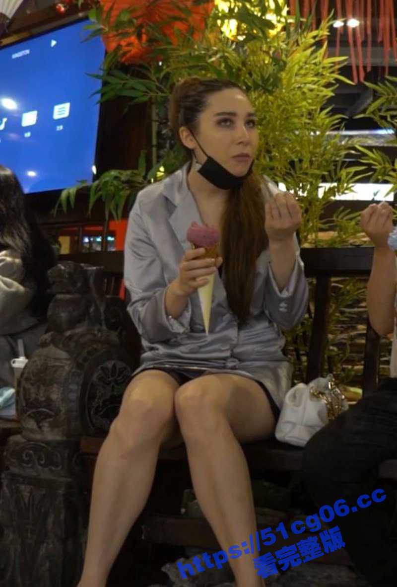 街拍抄底偷拍新疆带娃美艳少妇 超长美腿骨感十足 小内内被大屁股夹在肉缝里好性感 - 51吃瓜网-51吃瓜网