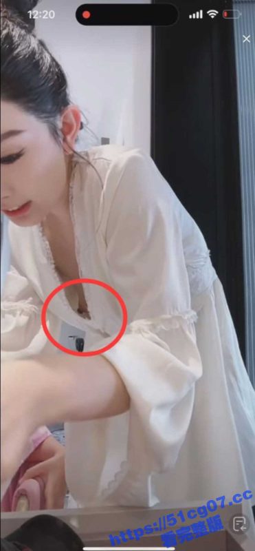 抖音辣妈竟然不穿内衣直播 乳头奶子清晰可见 说不是故意的我都不信！-51吃瓜网