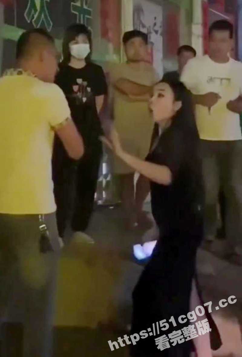 广东男子出轨被老婆当场抓奸 男子为了护着小三打老婆 这老婆前凸后翘有气质 果然家花不如野花香 - 51吃瓜网-51吃瓜网