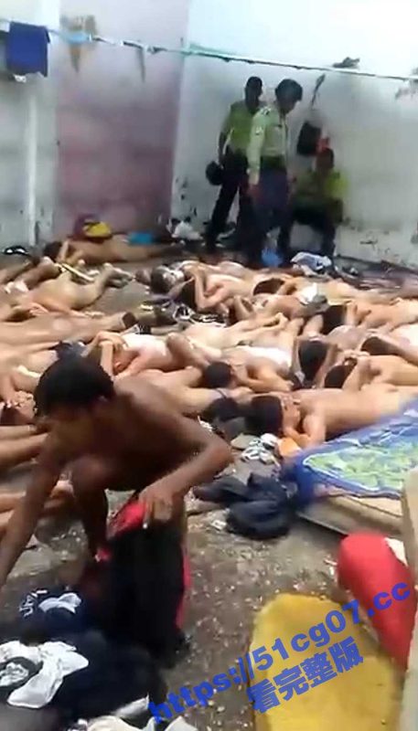 委内瑞拉监狱 狱警虐待囚犯 强迫囚犯一丝不挂趴在地上 把斗鸡放在囚犯身上打架 谁敢动就是棍棒伺候-51吃瓜网