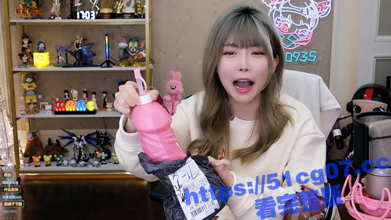 网红女神周淑怡直播 收到阴茎大牛子水杯 这粉色的大屌 私下用被妈妈看到咋办 - 51吃瓜网-51吃瓜网