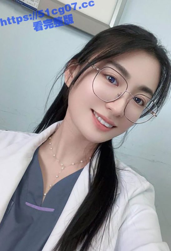 云南省第一人民医院的颜值担当 陈萍萍 为能成功上位科室主任 趴在办公桌上翘着屁股等待被领导后入！-51吃瓜网