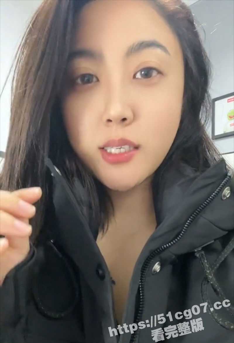 抖音68万粉丝主播 小黎老师 直播时撩衣服故意露出奶子 撩动了粉丝们的心弦 被强大网友录屏疯传！ - 51吃瓜网-51吃瓜网