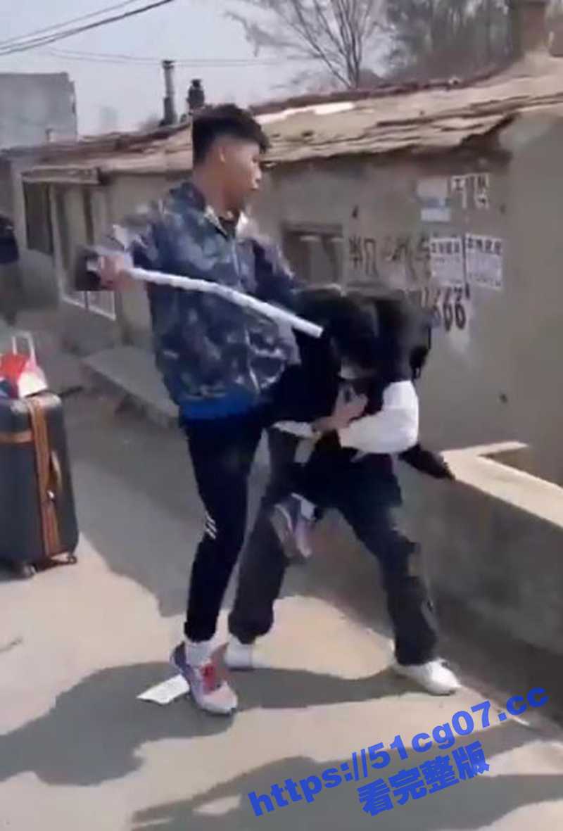 拒绝校园霸凌 东北小伙被两名男同学堵在校门口 小伙逮着其中的小个子就往死里打 太热血了! - 51吃瓜网-51吃瓜网