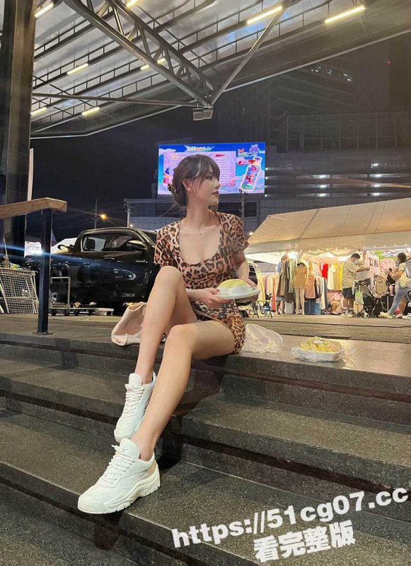 地表最强骚鸡阿朱 身材超完美的极品女神 颜值更是精致漂亮 最新火车私拍 这美腿真是没谁了-51吃瓜网