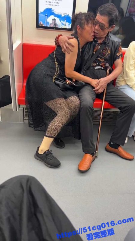 地铁偷拍 一对大爷大妈当街秀恩爱 不仅激情舌吻 还偷偷摸鸡巴 这么大年纪还这么恩爱 不会是偷情吧-51吃瓜网