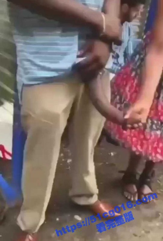 黑人确实天赋异禀 巨屌长得跟大象鼻子一样长 看得周围的女人们心花怒放 翘着屁股就往上凑-51吃瓜网