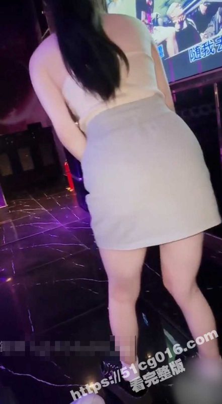 海角兄妹乱伦大神 意淫妹妹 KTV里尽情抚摸妹妹 妹妹在认真唱歌 而我则在后入输出她的无毛嫩穴-51吃瓜网