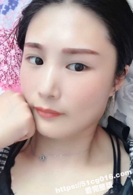 经典绿帽奴！自己硬不起来 只能让丰腴白皙的大屁股骚妻找单男3P 并开视频直播给老公看她被野男人肏！-51吃瓜网