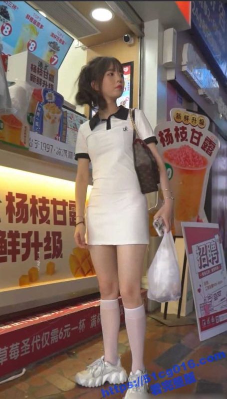 抄底偷拍 偶遇短裙白袜运动鞋的极品美少女  连内裤都是白的卡在臀缝里太诱惑了 真是尤物啊！-51吃瓜网