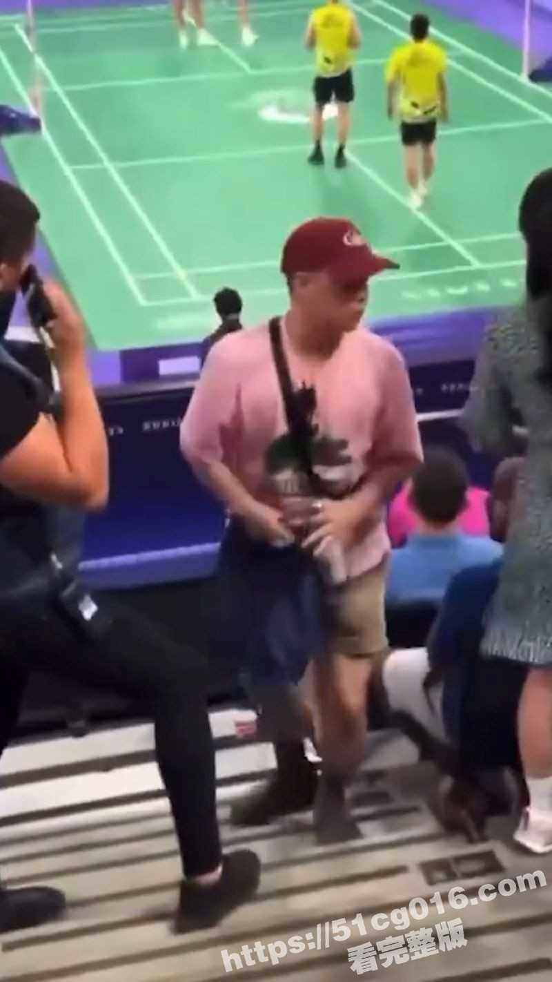 法国巴黎奥运会男子羽毛球双打比赛中 台独女子高喊台湾加油 被红帽粉衣男抢走标牌 原视频！ - 51吃瓜网-51吃瓜网