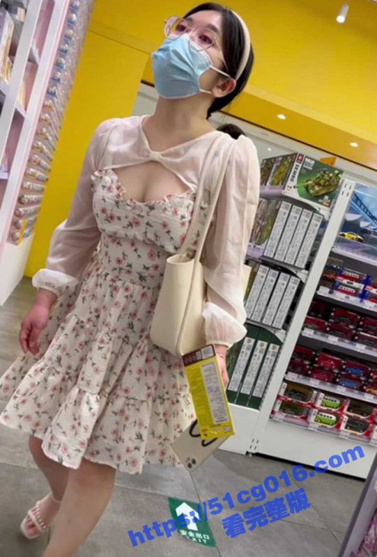 大神偷拍抄底美女裙底风光 巨乳眼镜妹和男友逛街 长裙蓝色窄内骚气侧漏 贴着屁股拍 真是艺高人胆大-51吃瓜网