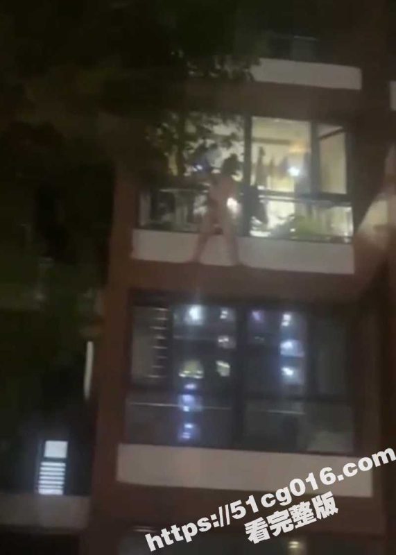 隔壁老王玩邻居老婆 被绿帽老公堵屋里 全裸挂在阳台外面 被吃瓜群众围观-51吃瓜网