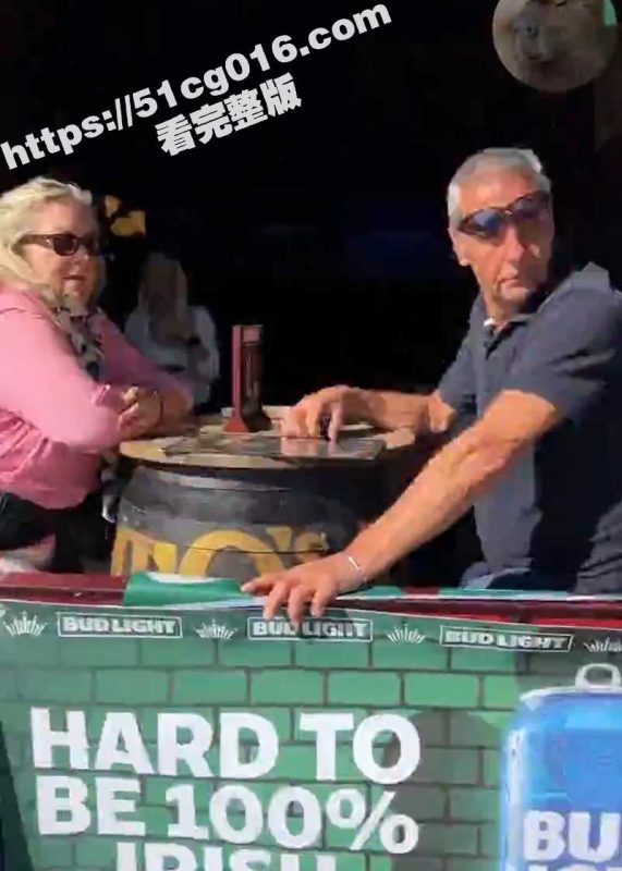 洋妞开放程度实在是咋舌 漂亮美女街头大胆露出 瞬间看呆众人！-51吃瓜网