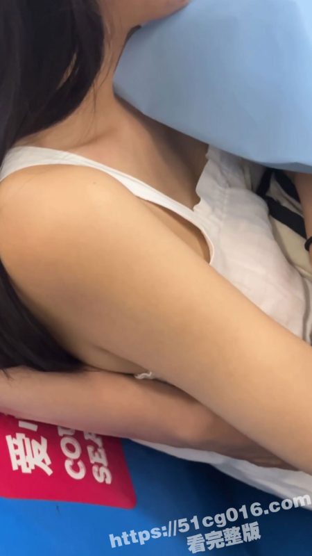 年轻小情侣在北京地铁一号线当众调情 将手伸进衣服尽情揉奶！女主还蛮配合的！-51吃瓜网