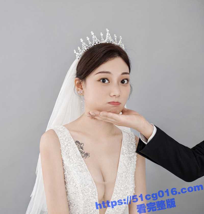 青岛母狗人妻张雨筠 刚新婚的小骚妇 身材极品皮肤白嫩 在床上特别风骚 展示嫩穴被大鸡巴后入爆操 - 51吃瓜网-51吃瓜网