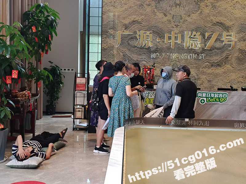 桂林广源中隐七号  黑丝制服女销售彪悍大战维权业主！-51吃瓜网